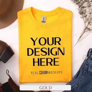 Gildan 5000 platliggend mockup - goud | T-shirt mock-up, casual boho flatlay G5000-shirt mock-ups, POD flatlay mock-up mock-up model echt model