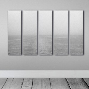 Serene Meeresblick Bild auf Leinwand | Monochromes Meer Kunstwerk von Sehr