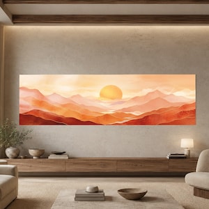 Könnte beinhalten: Ein Panorama-Wandbild mit einer geschichteten Berglandschaft bei Sonnenuntergang. Die Szene zeigt sanfte Hügel in Orange-, Pfirsich- und tiefen Rottönen mit einer großen, leuchtenden Sonne, die mittig über dem Horizont steht.