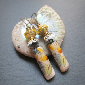 Just Winging It Butterfly Ceramic Cuelga, Butterfly Days Pendientes de Cerámica Artesanal, Pendientes de Mariposa Boho, ThreeWishesStudio