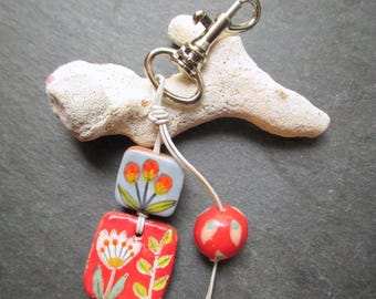 Erdbeerfelder Perlen Geldbörse Charm, Rot & Blau Blumen Taschenanhänger, niedliches buntes Boho Auto Zubehör, Blumen Schlüsselbund, ThreeWishesStuido