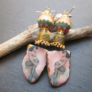 Pendientes colgantes de cerámica con diseño de sirena pin-up: encantos de arte bohemio