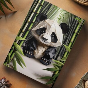Puede incluir: Un oso panda de origami blanco y negro sentado en un bosque de bambú. El panda está hecho de papel y tiene un efecto 3D. El fondo es un bosque de bambú verde.