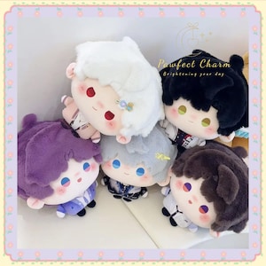 Peut inclure: Plusieurs poupées en peluche avec des caractéristiques de style anime. Chaque poupée a une couleur de cheveux unique, notamment blanc, noir, violet, gris et marron. Les poupées ont de grands yeux, des joues roses et portent de petites tenues. Le texte "Pawfect Charm, Brightening your day" est visible.
