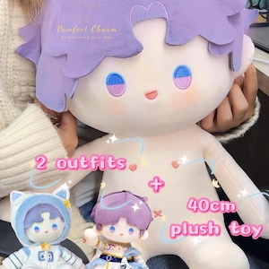 Pode incluir: Um brinquedo de pelúcia de 40 cm com cabelo roxo e corpo branco. O brinquedo vem com duas roupas, uma azul e outra com um design dourado. O texto "2 roupas + 40 cm de pelúcia" está escrito no corpo do brinquedo.