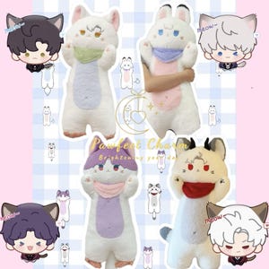 Peut inclure: Plusieurs poupées en peluche en forme de chat et de lapin, de couleurs blanche, violette et grise. Chaque poupée a un design unique avec des accessoires et des expressions faciales de couleurs différentes. Le fond est rose clair avec de petites illustrations de chats.