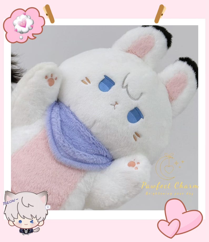 Op de afbeelding: Een pluche wit konijn met blauwe ogen, roze binnenoren en een lichtpaarse sjaal. Het konijn heeft een roze borst en pootkussentjes. De afbeelding bevat een cartoon kattenpersonage en de tekst "Pawfeel Charm".