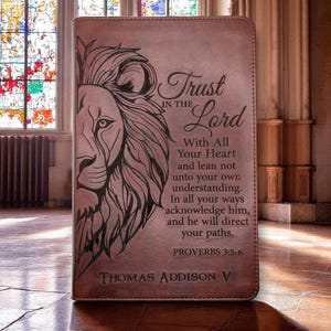 Biblia ESV personalizada con león y escritura grabada / Letra grande / Nombre personalizado y versículo &quot;Confía en el Señor&quot; / Regalo de bautismo cristiano
