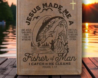 Op de afbeelding: Een bruin, leren boek met de woorden "JESUS MADE ME A" en "Fisher of Man" in reliëf op de kaft. De kaft toont een illustratie van een vis die uit het water springt, een visser en religieuze tekst.