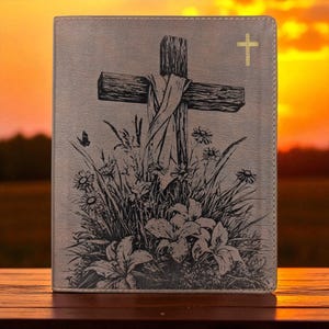 Journal biblique personnalisé pour la VNI : croix et fleurs sauvages gravées, larges marges doublées