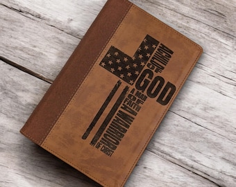 Op de afbeelding: Een bruin leren dagboek met een kruisontwerp en de woorden "A Man of Faith, A Warrior of God, Son of Christ" gegraveerd op de voorkant.