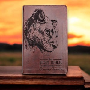 Biblia ESV personalizada con leona / Biblia grabada con láser / Biblia ESV con letra grande / Biblia grabada personalizada / Regalo cristiano personalizado