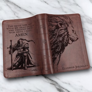Biblia ESV personalizada con letra grande: León grabado y guerrero arrodillado