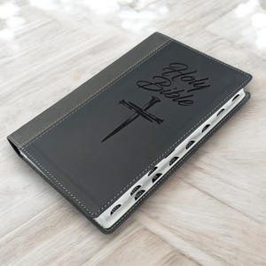 Biblia NIV personalizada con letras grandes y clavos en cruz con índice para pulgar / Biblia con nombre personalizado y grabado con láser / Regalo de bautismo único