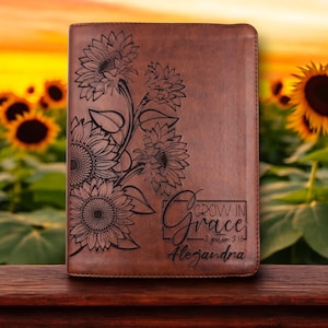 Peut inclure: Un journal en cuir marron avec un motif floral et le texte "Grow in Grace - 2 Peter 3:18" et le nom "Alejandra" gravé sur la couverture.