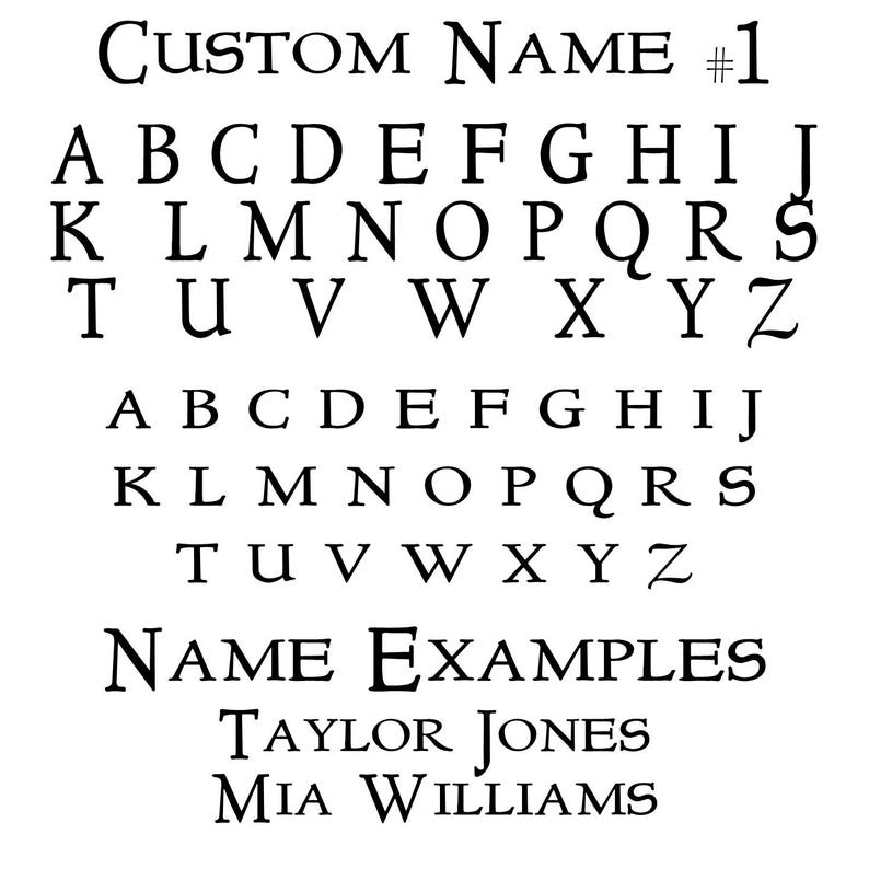 Op de afbeelding: Een zwart-wit afbeelding die een lettertype-stijlgids laat zien met het alfabet in hoofdletters. De tekst "CUSTOM NAME #1" staat bovenaan de afbeelding. De tekst "NAME EXAMPLES" staat onder het alfabet. De namen "TAYLOR JONES" en "MIA WILLIAMS" staan onder de tekst "NAME EXAMPLES".