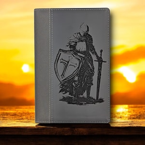 Zbroja Rycerza Boga Spersonalizowana Biblia NIV Dużym Nadrukiem z Niestandardowym Imieniem | Niestandardowa Grawerowana Biblia | Unikalny Religijny Prezent Pamiątkowy