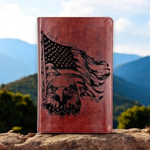 Biblia ESV personalizada con letra grande: bandera estadounidense y águila grabadas