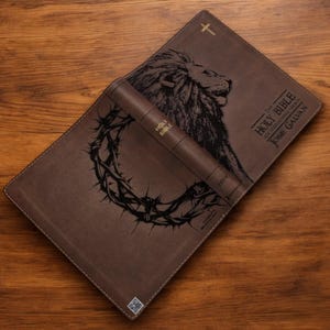 Journal Bible | Personalizowana Biblia NIV z grawerunkiem lwa i korony | Spersonalizowany prezent na chrzest | Grawerowana Journal Bible