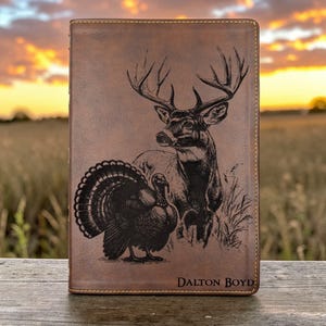 Gepersonaliseerde NKJV-bijbel met referenties: gegraveerd hert en kalkoen, brede marges