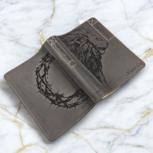 Biblia personalizada para cada hombre NLT Edición Deluxe / León y corona de espinas grabados con láser / Nombre personalizado / Biblia de estudio marrón para hombres