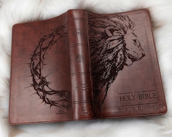 Biblia ESV personalizada en letra grande: León grabado y corona de espinas