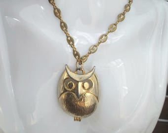 Gold tone metal owl pendant NECKLACE chain vintage jewelry