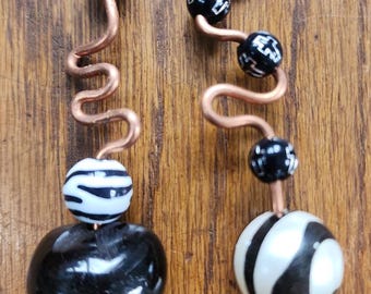 Lote de suministros para manualidades de joyería: cuentas colgantes de alambre de cobre con rayas blancas y negras y forma de cruz.