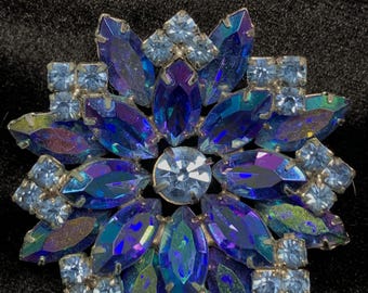 Broche vintage des années 1950, grande fleur ronde de 5 cm, ton bleu 3D, cristaux de verre aurores boréales AB, strass, pierres