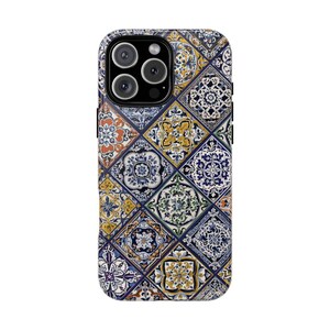 Peut inclure: Une coque de téléphone avec un motif géométrique coloré de carreaux bleus, jaunes et blancs. La coque a une découpe pour l'objectif de l'appareil photo.