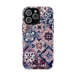 Peut inclure: Une coque de téléphone avec un motif géométrique coloré composé de carreaux bleus, roses et blancs. La coque a une découpe pour l'objectif de l'appareil photo.