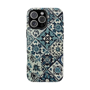 Peut inclure: Une coque de téléphone à motif bleu et blanc avec un design géométrique. La coque a une bosse de caméra surélevée avec trois objectifs.