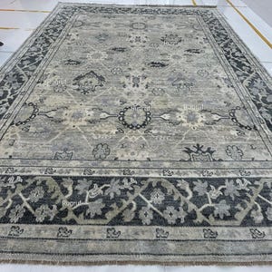 Hand Knotted Wool Oushak Rug: Traditional Serapi Floral Design
