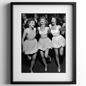 ナイトクラブで踊る女性 1950 年代の壁アート、レトロなカクテル ポスター、白黒のバー カート プリント、レディース ナイトのビンテージ装飾、デジタル ダウンロード
