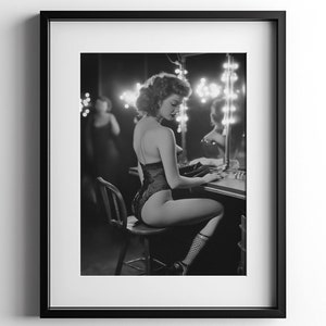 Burlesque Girl Czarno-biała fotografia, plakat Bar Cart Print, Glamorous Fashion Vintage Decor, nostalgiczna sztuka ścienna, pobieranie cyfrowe