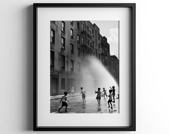 Barn som leker på gatan, vintage-affisch med brandposter, väggkonst med svunna scener, konstverk i New York, retrodekor, digital nedladdning