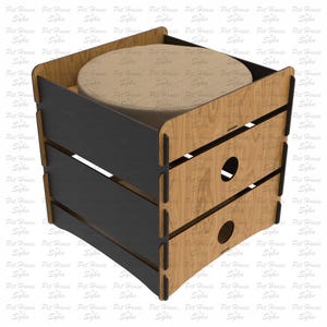 Puede incluir: Una casa para mascotas de madera en tonos marr&oacute;n claro, negro y beige. La casa tiene forma cuadrada con una abertura circular lateral y una parte superior acolchada. El texto "Pet House Sylin" es visible en la parte superior izquierda.