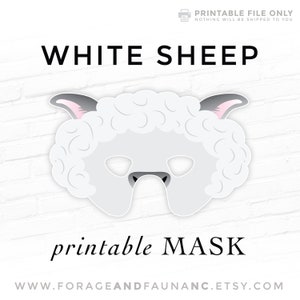 Puede incluir: Máscara de oveja blanca imprimible con orejas grises y el interior rosa. La máscara tiene agujeros para los ojos y una nariz. El texto "máscara imprimible" está debajo de la máscara.