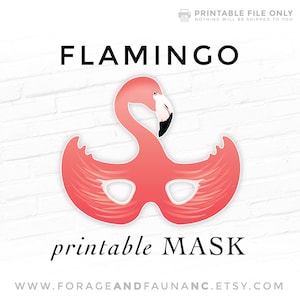 Puede incluir: Máscara de flamenco imprimible. La máscara es rosa con ojos negros y un pico rosa. La máscara tiene forma de flamenco con las alas extendidas. El texto "máscara imprimible" está debajo de la máscara.