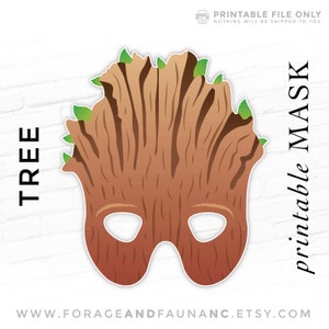 Könnte beinhalten: Druckbare Maske eines Baumes mit grünen Blättern und brauner Rinde. Die Maske hat zwei Augenlöcher. Der Text "TREE" befindet sich auf der linken Seite des Bildes und "printable MASK" auf der rechten Seite des Bildes.