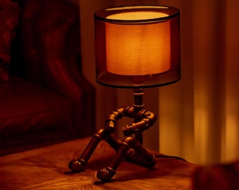 Steampunk-lampa Vintage handgjord justerbar rörlampa med återvunna kugghjul Rustik lantlig industriell inredning - Robust metallbordslampa