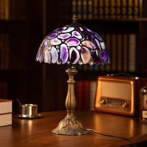 Lámpara de mesa vintage de vitral morado, estilo antiguo, lámpara de noche para escritorio, hecha a mano, con acento de mosaico, decoración victoriana para el hogar, regalo de cumpleaños para inauguración de la casa.