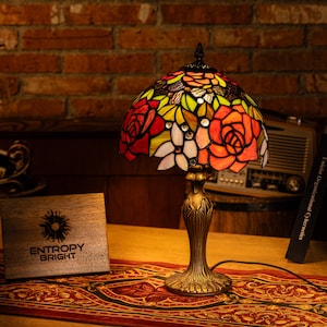 Lámpara de mesa y escritorio con diseño de sinfonía de jardín Firelight, pantalla de vidrio de colores hecha a mano, base de estilo vintage, regalo perfecto para las fiestas, decoración para el escritorio de la oficina en casa