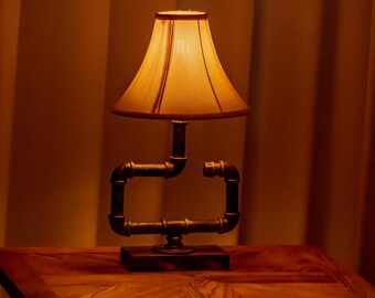 Gleam Steampunk-lampa Vintage handgjord justerbar rörlampa med återvunna kugghjul Rustik lantlig industriell inredning - Robust bordslampa i metall