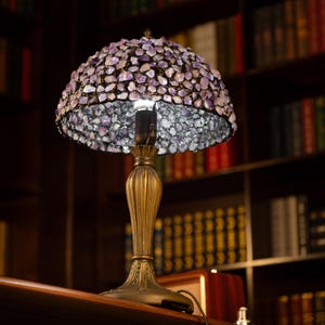 Lámpara de mesa de cristal de amatista con base de latón antiguo, pantalla de piedras preciosas hecha a mano para dormitorio, oficina, biblioteca, decoración gótica victoriana para el hogar, regalo