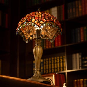Lámpara de mesa de mosaico vintage con cúpula de vitral y base de aleación de zinc y bronce antiguo Emberfall hecha a mano. Iluminación decorativa, regalo de cumpleaños.