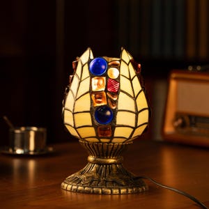Lámpara de mesa de búho de vitral con base de latón envejecido, decoración de estilo neogótico para mesita de noche o estantería, iluminación decorativa, regalo de cumpleaños