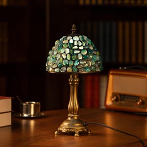 Lámpara de mesa vintage de cristal esmeralda con forma de guijarro, hecha a mano, con pantalla de mosaico para biblioteca, decoración de oficina, lámpara de escritorio Art Nouveau, regalo de cumpleaños victoriano para jefe.