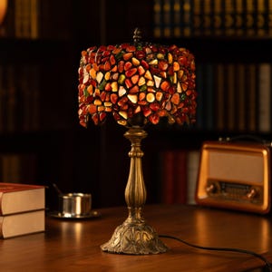 Lámpara de mesa vintage con piedras preciosas: lámpara de escritorio retro hecha a mano con pantalla de piedra de colores y base de bronce antiguo. Decoración bohemia para el hogar, regalo de inauguración.