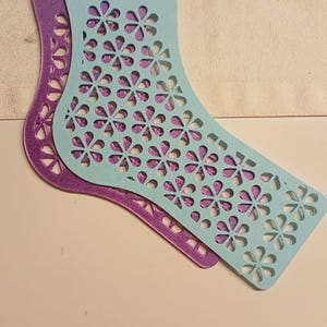 Könnte beinhalten: Zwei Paar Socken mit einem Blumenmuster. Die Socken sind aus einem weichen, atmungsaktiven Material gefertigt und perfekt für den Alltag. Die Socken sind in verschiedenen Farben erhältlich.